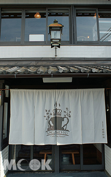 以白色為基調的「SAGANO-YU 嵯峨野湯」，頗有一種療癒系的氣氛。（圖片提供／TRAVELER Luxe旅人誌）