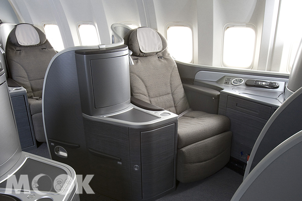 聯合航空環球頭等艙規劃獨立平躺式座椅，並依乘客需求提供開床服務。（圖片提供／聯合航空）