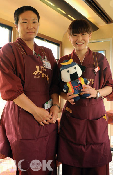 MINORI渡假號車上的服務員皆穿上復古服飾，讓人更有渡假氣氛。（圖片提供／墨刻編輯部）