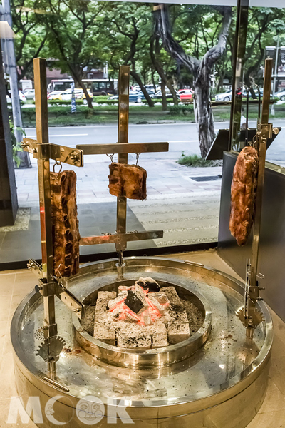 阿根廷慢火烤架，讓慢火牛排的非凡滋味在台灣發光。（圖片提供／阿根廷慢火牛排Steak‧Wine）