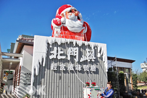 以粗鹽製作的聖誕老人，在台南北門老街才看得到。（圖片提供／雲嘉南濱海國家風景區管理處）