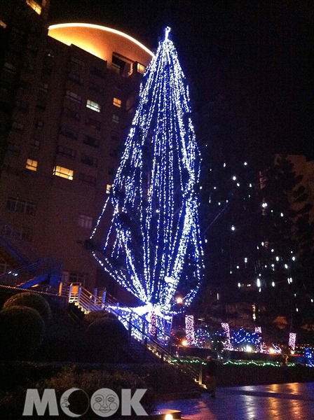 去年碧潭耶誕樹吸引許多民眾拍照，今年的耶誕樹也相當令人期待。（圖片提供／新北市政府觀光旅遊局）