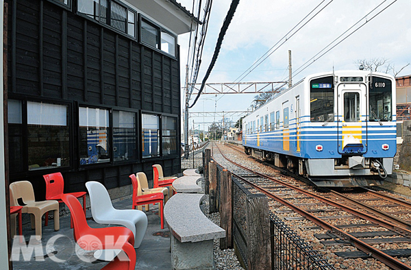 三國湊café中欣賞電車經過的最佳露天席。（圖片提供／TRAVELER Luxe旅人誌）