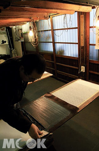 富田染工藝留存著百年技藝，來此可體驗染布樂趣。（圖片提供／墨刻編輯部）