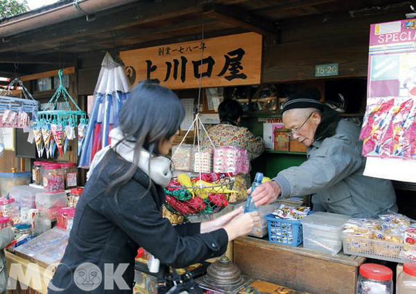 在鬼子母神社前的上川口屋仍然賣著懷舊零食，吸引許多遊客前來。（圖片提供／墨刻編輯部）