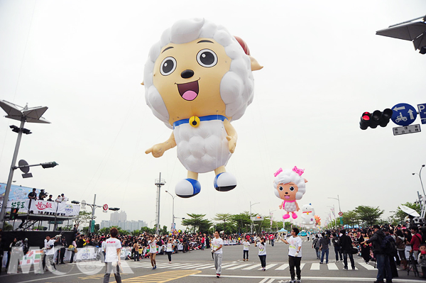 今年的夢時代大氣球遊行，喜羊羊再度與灰太郎現身高雄時代大道。（圖片提供／高雄市政府）