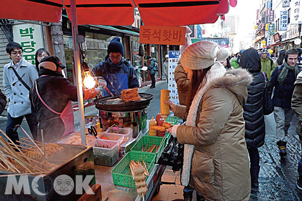仁寺洞除了韓國傳統文藝的賣店外，路邊也隨處可見小吃攤販。（攝影／TRAVELER Luxe旅人誌呂宛霖）