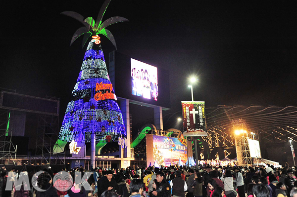 高雄世運主場館聖誕樹以繽紛色彩迎接各地旅人。（圖片提供／高雄市政府）