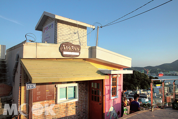 韓劇《善良的男人》中文彩元的三明治店，目前做為咖啡館經營，店內外都有簽名和照片，吸引劇迷前往朝聖。（攝影／TRAVELER Luxe旅人誌柯玟）