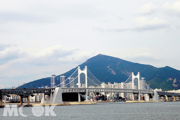 連接釜山水營區和海雲台的「廣安大橋」，是釜山的象徵之一。（攝影／TRAVELER Luxe旅人誌柯玟）