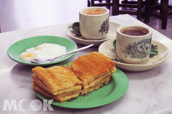 一早來到牛車水，為的就是這頓正統的「亞坤」新加坡早餐。（攝影／MOOK景點家旅遊生活網陳冠鑫）