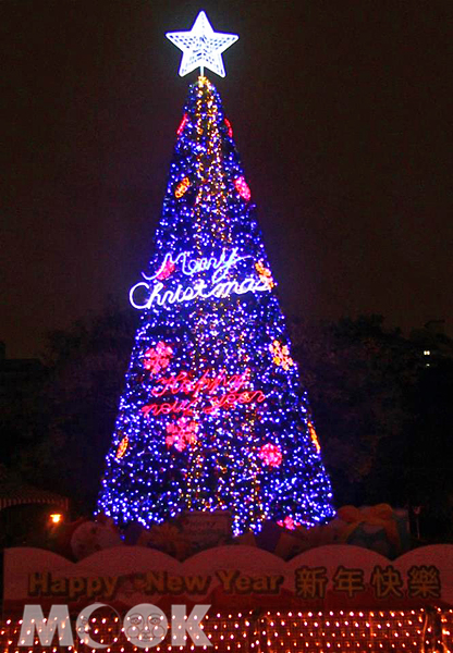 中壢市公所今年設計一顆高達12公尺高的聖誕樹，豎立在中正公園增添聖誕氣氛。（圖片提供／中壢市公所）