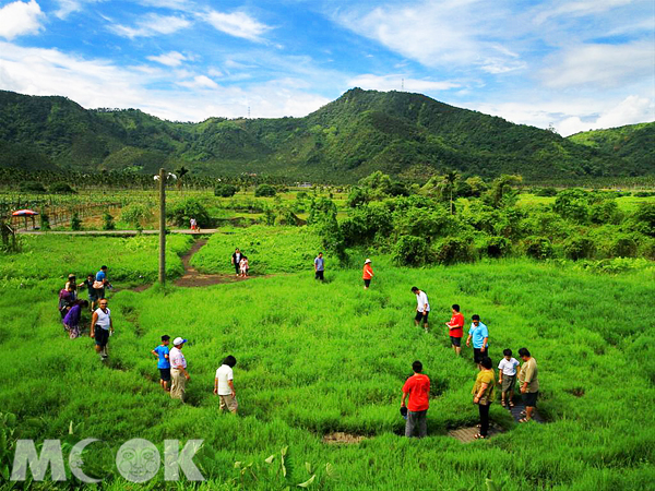 活盆地又有「曼波田」之稱，在上面用力踩踏還能感受地面的律動。（圖片提供／中華綠生活休閒發展協會）