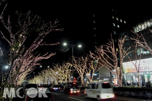 表參道每年進入冬季聖誕節檔期即有浪漫燈飾夜景(攝影／張盈盈)