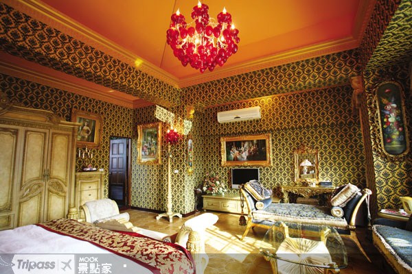 位於伊莉莎白二世城堡內的凱薩琳皇后雙人房，以華麗穩重風格展現典雅不凡的氣質。（圖片提供／墨刻編輯部）