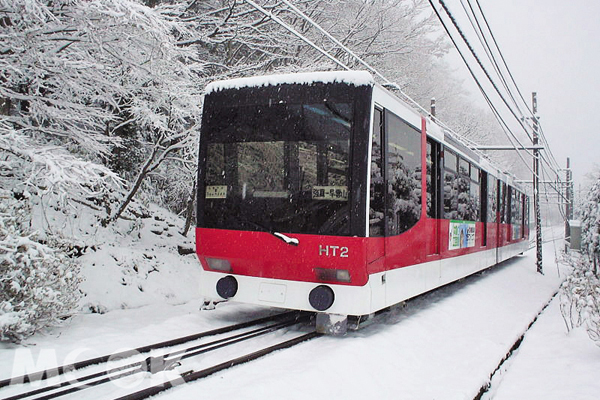 行駛在雪地中的箱根登山電車。（圖片提供／墨刻編輯部）