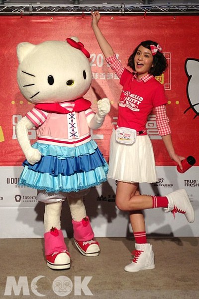 擺出跑步POSE的Hello Kitty與莎莎，模樣甜美可愛！。(攝影／景點家旅遊生活網張盈盈)