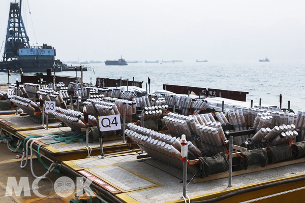 今年的香港跨年煙火匯演，將出動二十多艘躉船在維多利雅港施放煙火。（圖片提供／香港旅遊發展局）