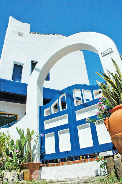 希臘的藍與白，重現在船帆石的巷弄中（圖片提供／小徑民宿）
