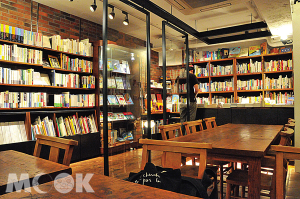四壁的圖書和大張的桌面，雨天咖啡館真的很像圖書館。（圖片提供／TRAVELER Luxe旅人誌）