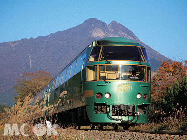 由布院之森列車，就像是隱身山林的綠色精靈般，領著旅人前往溫泉鄉。（圖片提供／JR九州）