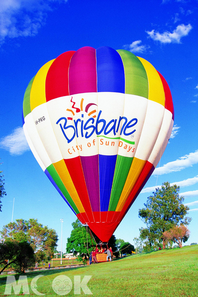頗受遊客青睞的熱氣球之旅可悠閒俯瞰大地。（圖片提供／昆士蘭旅遊局）