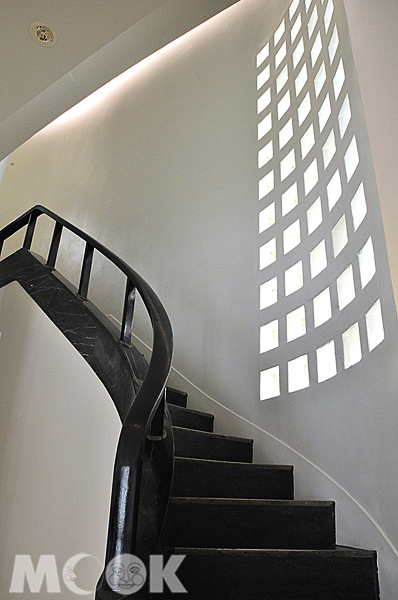 二樓的階梯和窗戶的光影交織出微妙的景象。（圖片提供／TRAVELER Luxe旅人誌）
