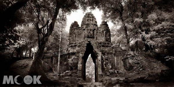 攝影師John McDermott的作品《The West Gate – Angkor》。拍攝地點為La Résidence d’Angkor附近的吳哥城西門，相片現於酒店的Martini Bar展出。（圖片提供／Orient-Express Hotels Ltd.）