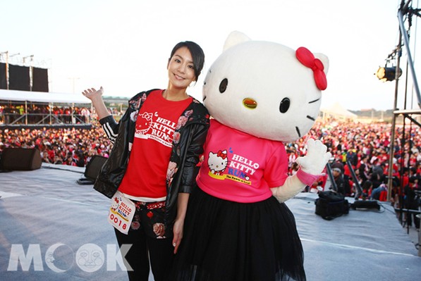 莎莎代言Hello Kitty Run路跑，一大早跟上萬路跑者一同參與起跑活動（圖片提供／京觀設計）