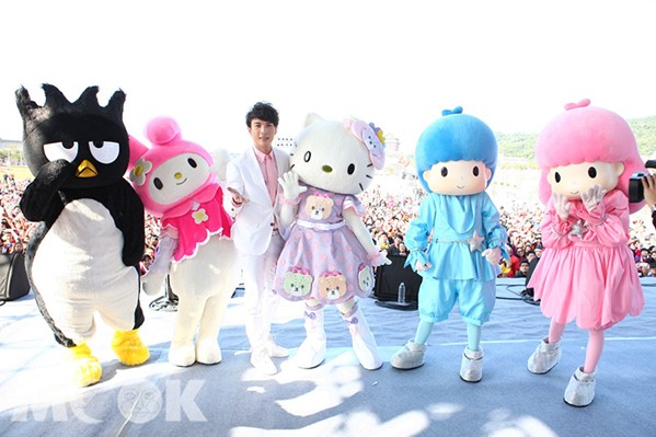 歌手陳勢安演唱「天后」獻給Hello Kitty，並與三麗鷗明星合照（圖片提供／京觀設計）