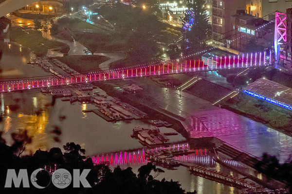 碧潭吊橋歡慶農曆春節，即日起推出新春主題光雕秀。（圖片提供／新北市政府觀光旅遊局）