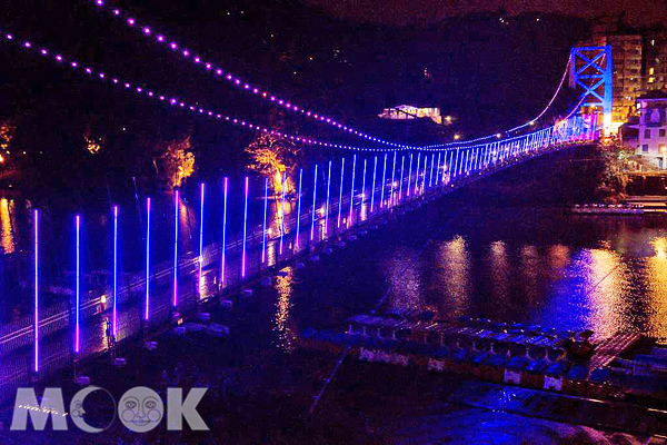 碧潭吊橋光雕秀每晚18：00至21：00每整點演出。（圖片提供／新北市政府觀光旅遊局）