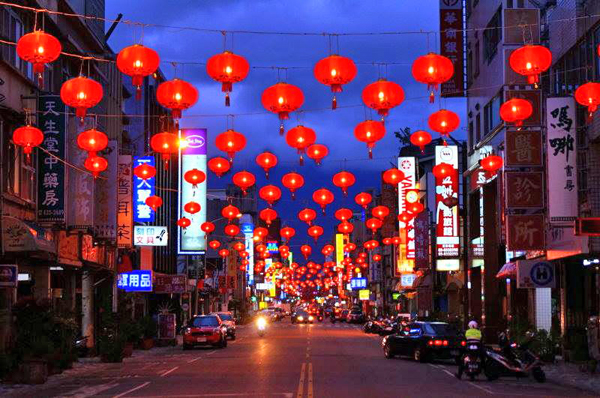 滿街高掛紅燈籠，讓花蓮街頭更添年節氣息。（圖片來源／取自花蓮觀光旅遊網粉絲團）