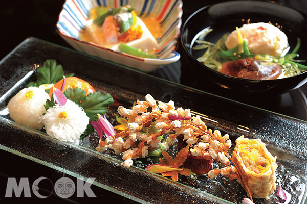 排盤如畫的「八寸」，是京料理畫龍點睛的重要菜餚，高木主廚以食材仿菊花、柿子、稻穗和楓葉，營造出深秋氛圍。（圖片提供／TRAVELER Luxe旅人誌）