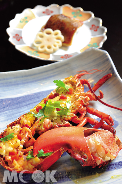 波士頓龍蝦烏魚子黃金燒加入了烏魚子和香菜，以台灣在地食材襯托出主菜的鮮美。（圖片提供／TRAVELER Luxe旅人誌）