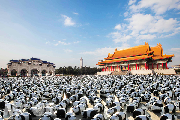 圖為合成示意圖，200隻特製的紙雕台灣黑熊，將在兩廳院廣場的展期見客。（圖片提供／台北市政府觀光傳播局）