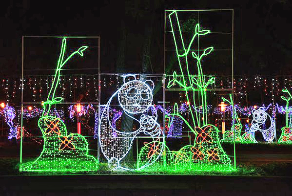 超人氣的台北全民寶貝「圓仔」熊貓造型，也出現在創意燈飾中。（圖片來源／2014台北燈節）