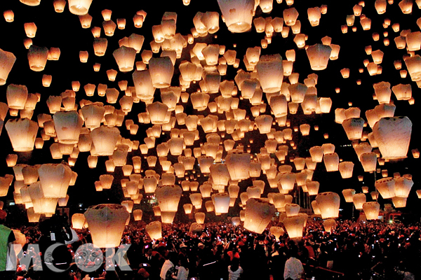 平溪天燈節被譽為此生必遊的嘉年華會。（圖片提供／新北市政府觀光旅遊局）
