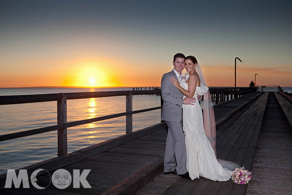 昆士蘭美麗的夕陽為浪漫婚禮作見證。（圖片提供／澳洲昆士蘭州旅遊暨活動推廣局）