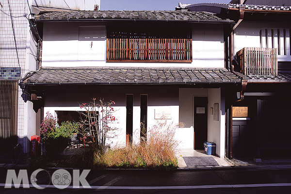 京都三大旅館之一「俵屋」的姊妹作遊形サロン‧ド‧テ。外觀依稀可見町家的痕跡。（圖片提供／TRAVELER Luxe旅人誌）
