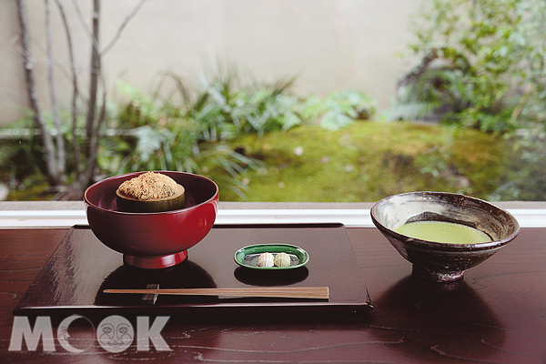 由左至右依序為蕨餅、落雁、抹茶。以俵屋井水製作的蕨餅，是俵屋與遊形サロン‧ド‧テ限定。（圖片提供／TRAVELER Luxe旅人誌）