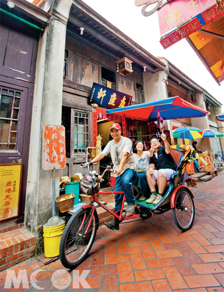 戀人同坐三輪車遍遊老街等景點，在懷舊老街中增進彼此感情。（圖片提供／墨刻編輯部）