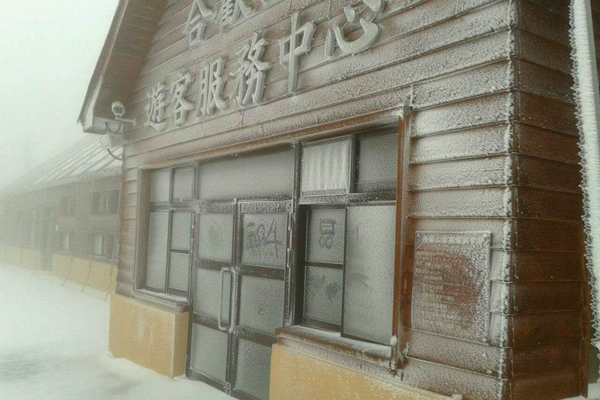 合歡山已經連續四天降雪，今日中午積雪最厚處達50公分。（圖片來源／取自松雪樓餐廳粉絲團）