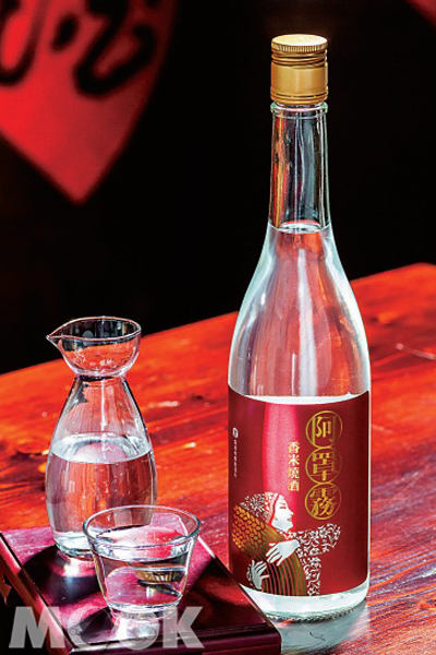 為了回饋在地鄉民推出的阿罩霧清酒，瓶身設計理念來自台灣農村婦女。（圖片來源／TRAVELER Luxe旅人誌）