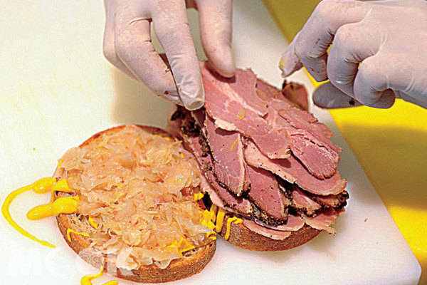肉餡厚達6公分的啪啪牛肉三明治，層層疊疊好滋味。（圖片提供／TRAVELER Luxe）
