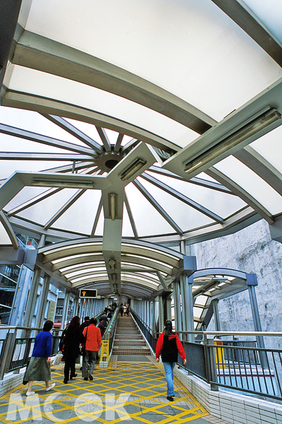 香港中上環融合西方的時尚及香港本地文化，來到這裡就彷彿可以環遊世界，還有全世界最長的戶外手扶梯，可以一睹依山而建的獨特城市景色。（圖片提供／香港旅遊發展局）