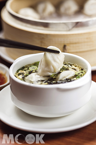 上海傳統小湯包，丟進湯裡吃，意趣而味鮮。（圖片提供／TRAVELER Luxe旅人誌）