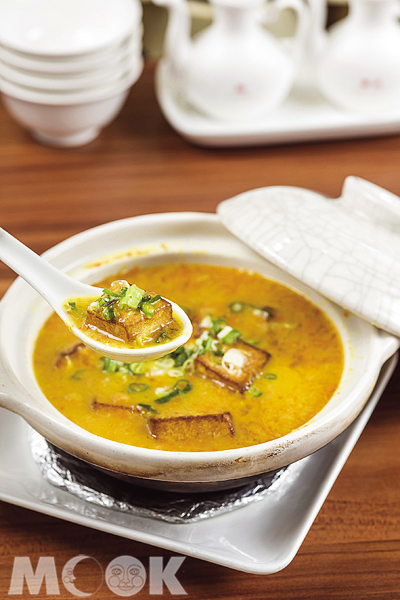 黃金蟹粉豆腐煲以高檔的紅蟳與樸實的豆腐交燴出層次豐富的好味道。（圖片提供／TRAVELER Luxe旅人誌）