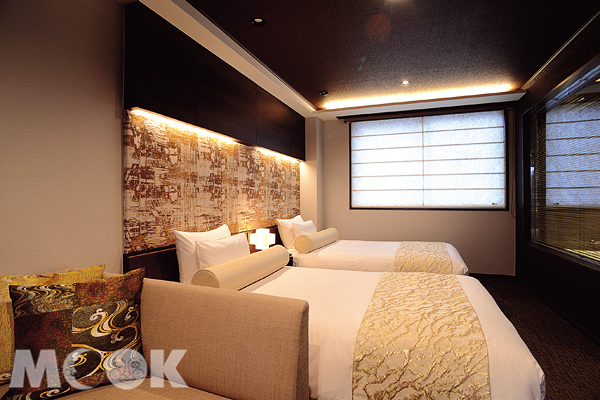 Aneyakoji Premium套房，刷色牆面與抱枕皆出自HOSOO。（圖片提供／TRAVELER Luxe旅人誌）