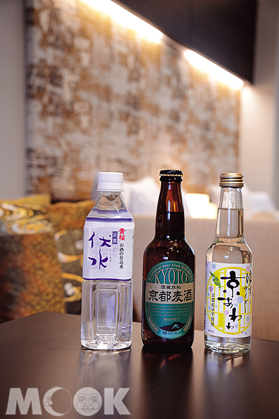 房內免費提供京名水瓶裝或釀製的礦泉水「伏水」、地啤酒「京都麥酒」與柚子汽水「京あわわ—京都AWAWA」。（圖片提供／TRAVELER Luxe旅人誌）